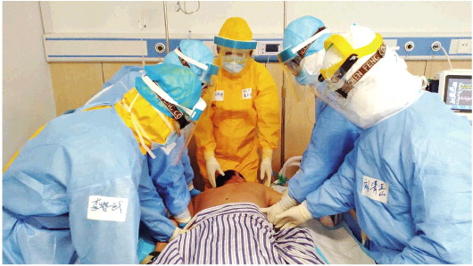 2月23日，大别山区域医疗中心南楼4层感染隔离病房，山东医疗队队员们正在给患者实施俯卧位通气。