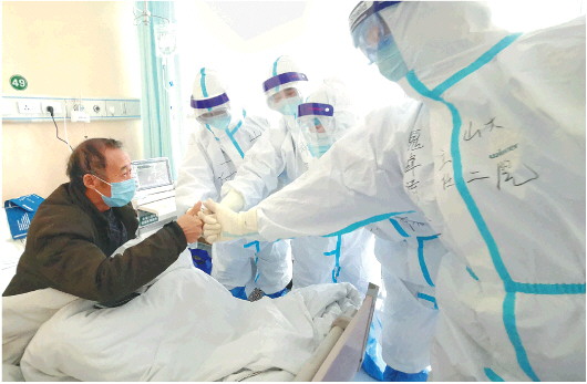 □高妍赵丰报道山东省第六批援助湖北医疗队队员与患者互相点赞、鼓励。