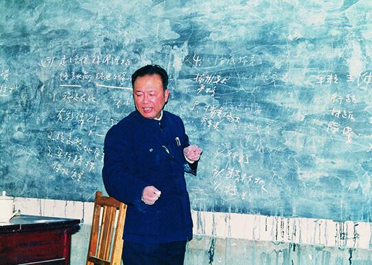 1975年1月，余松烈为滕州“五七”农大学员授课。