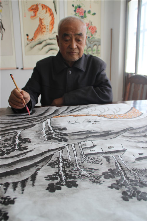 董友环在作画（刘明明 摄影）