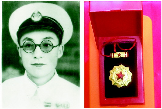 1955年4月袁美义于青岛留影(左)。1988年中央军委颁发给袁美义的二级红星功勋荣誉奖章(右)。