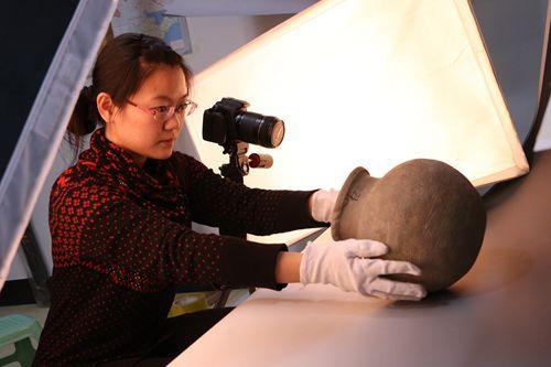 山东省邹城市普查办工作人员进行文物影像采集。国家文物局供图