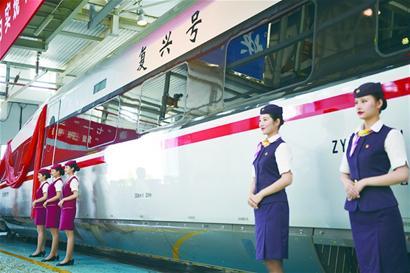 6月25日，乘务人员站在“复兴号”中国标准动车组CR400AF型列车旁。