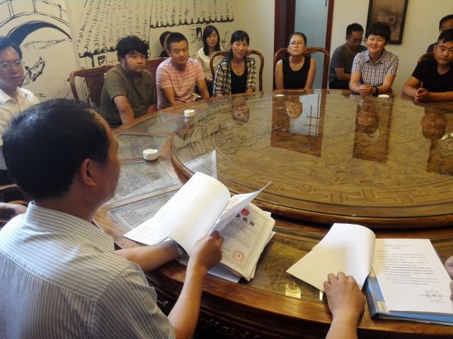 王培安（左一）听取住户代表的发言。（新华社记者梁军摄）