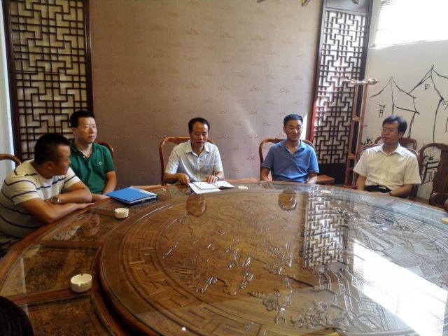 王培安（左三）在现场督办群众热线反映的问题。（新华社记者梁军摄）