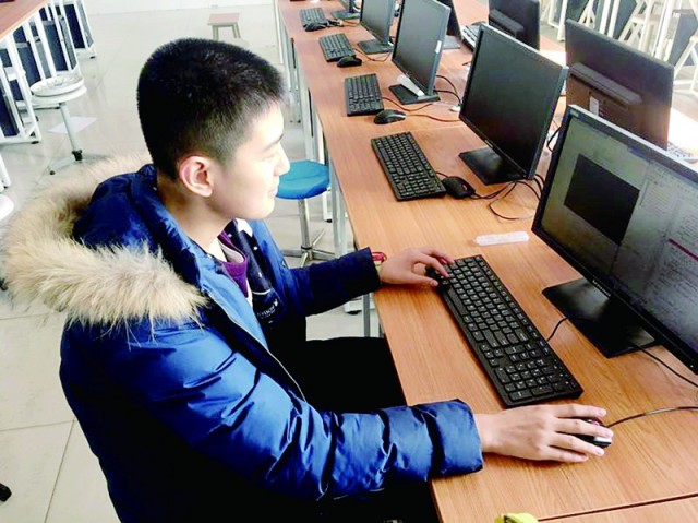 巩俊豪在电脑前编写程序