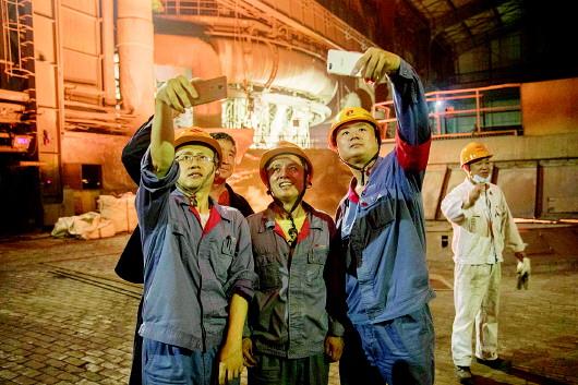 2017年7月8日凌晨,济钢在济南的钢铁产线实现全线安全停产,济钢产能调整、环保升级迈出关键一步。(资料片)