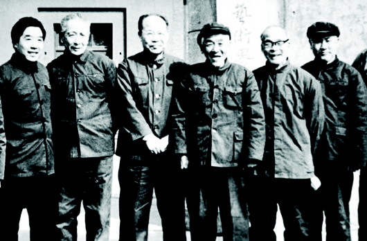 任迁乔(右三)和老战友合影