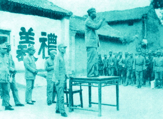杨虎城在给部队讲话