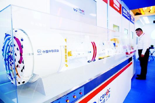 在首届中国自主品牌博览会上,中国中铁股份有限公司展出的硬岩掘进机“彩云号”模型。□新华社发