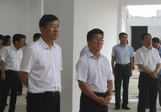 薛城区委书记姜山（左）陪同市委副书记、市长李峰（右）观摩中科化工中试基地