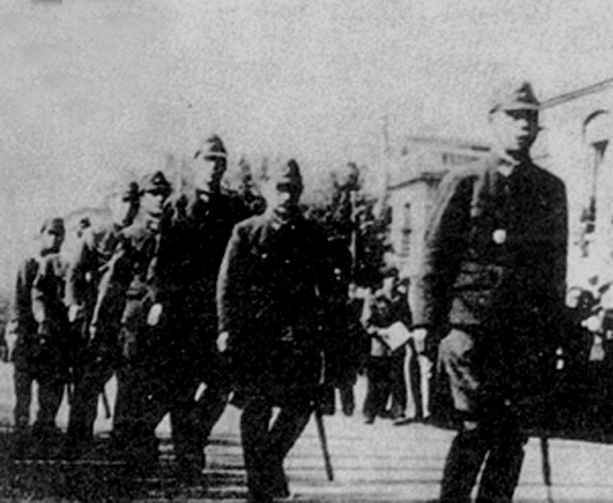 1945年12月27日日方投降代表步入省图书馆受降会场投降