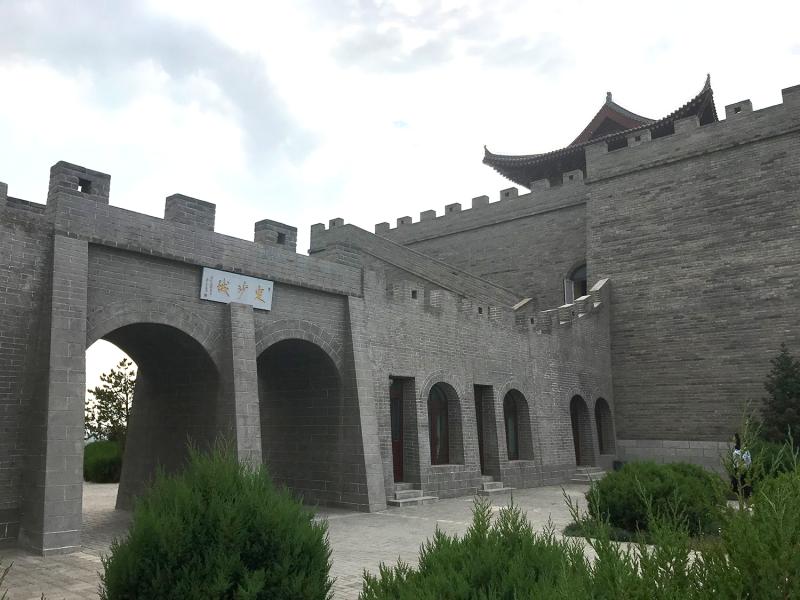 保护区建设了全国防沙治沙展览馆，取名“定沙城”。