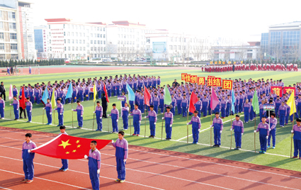 学生在高标准操场上运动