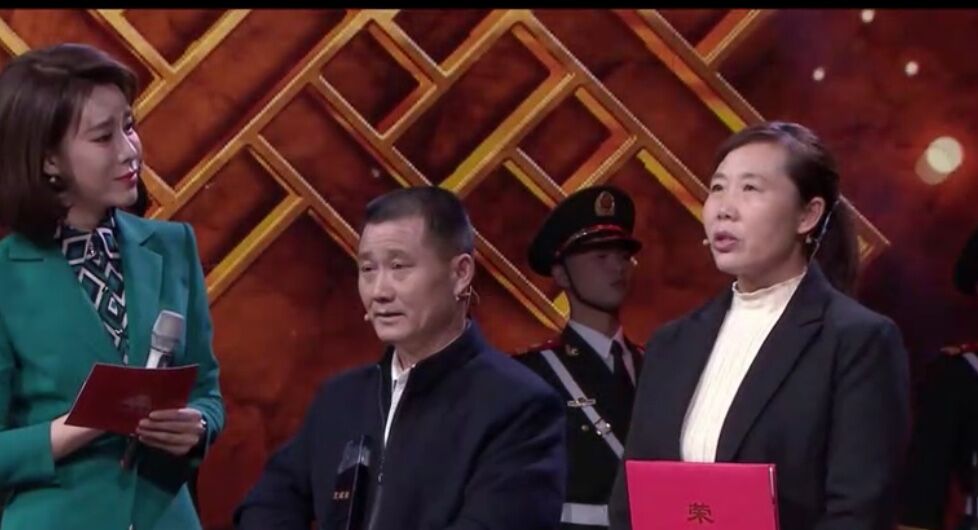 发布仪式现场，王成龙的父亲王后良、母亲管修梅代为领奖。