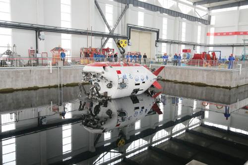 “蛟龙”号载人潜水器在国家深海基地试验水池入水