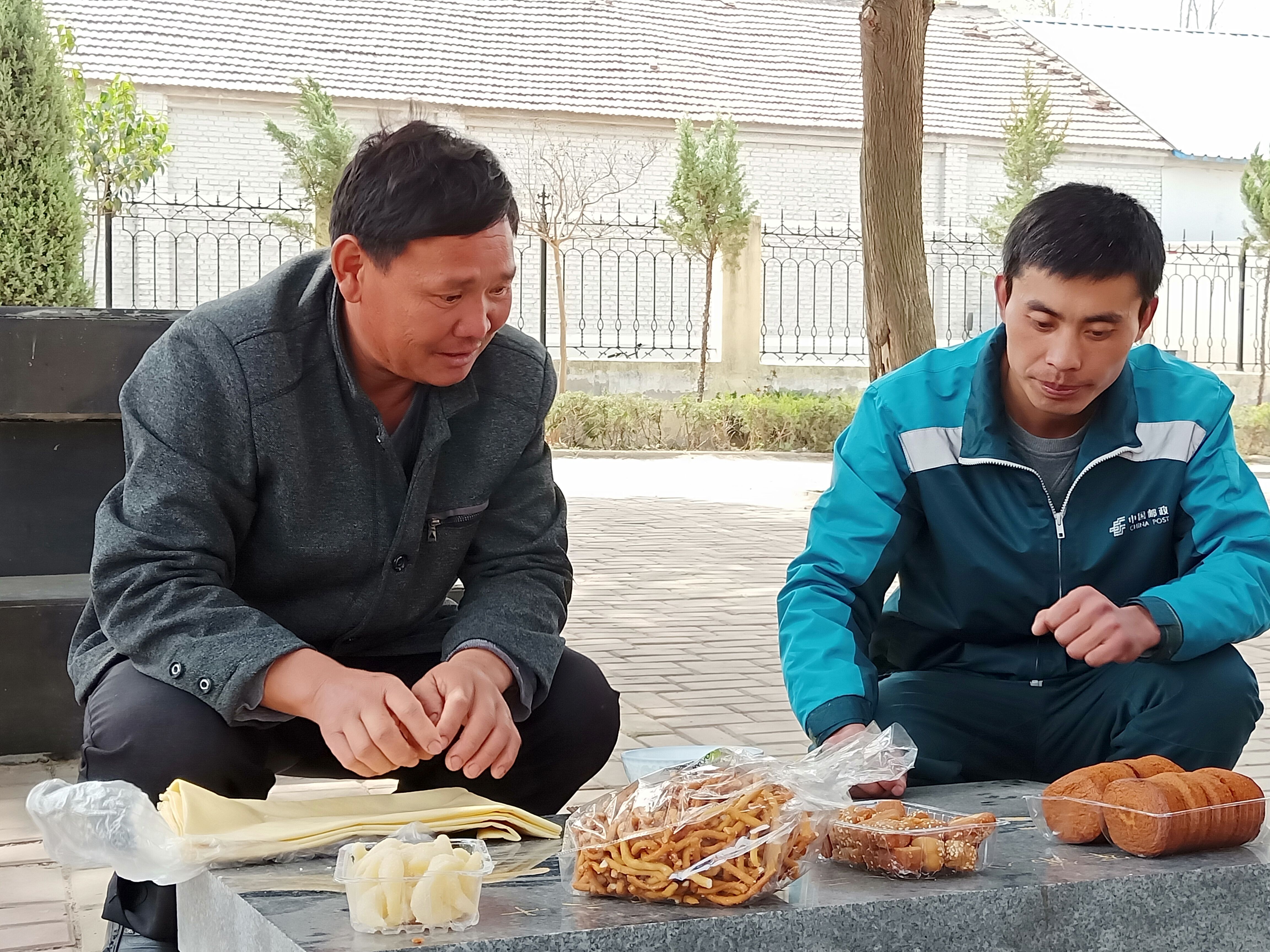 清明节前夕，烈士公建厚的侄子龚德营和蒙阴县邮递员王德建来张和庄烈士陵园祭奠先烈。