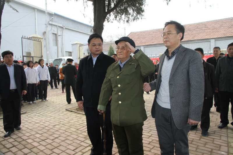 2017年清明节，时年95岁活着的"烈士"魏元吉来陵园祭拜战友。