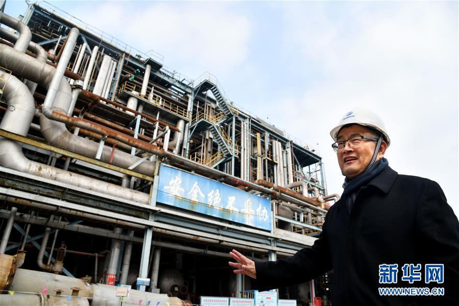 在烟台万华化学集团老厂区，原总裁丁建生在第一条MDI生产线前介绍创业往事（2018年11月25日摄）。 新华社记者 郭绪雷 摄