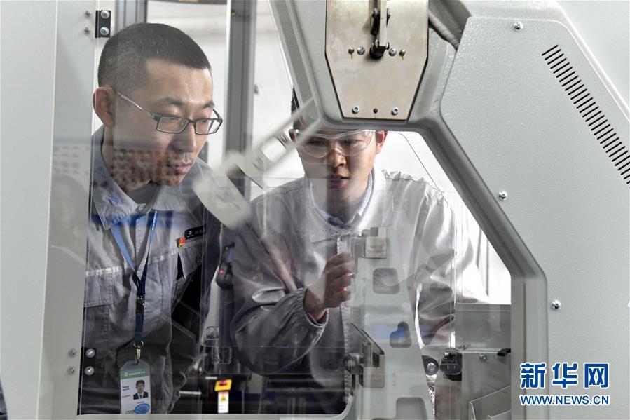 在烟台万华化学集团中央研究院，工作人员在做聚丙烯材料摆锤冲击试验（4月30日摄）。新华社记者 郭绪雷 摄