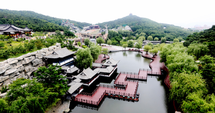 昔日废旧矿坑上崛起的华夏城景区