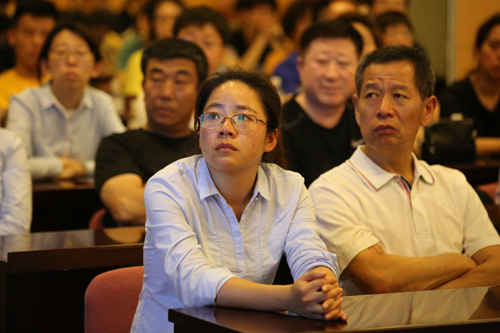 正能量事迹打动现场听众