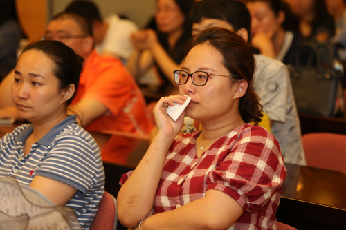 正能量事迹打动现场听众