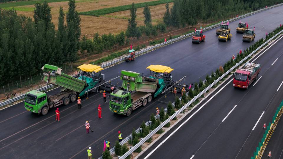 滨莱高速改扩建工程路面摊铺全线贯通七月底具备通车条件