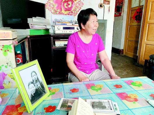□记者 卞文超 报道 红嫂明德英的女儿李长花向记者讲述红嫂家庭的故事。