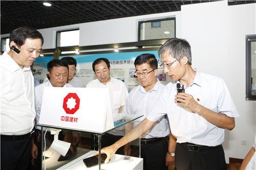 枣庄市委书记李峰调研中建材生物光导识别芯片材料项目。