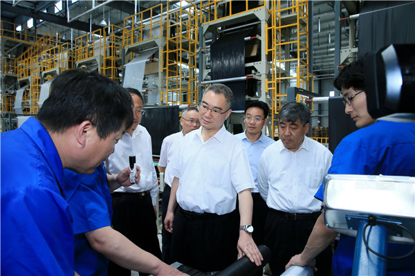 2019年5月24日，省委常委、青岛市委书记王清宪考察青安共建产业园区项目-宏达塑料车间。