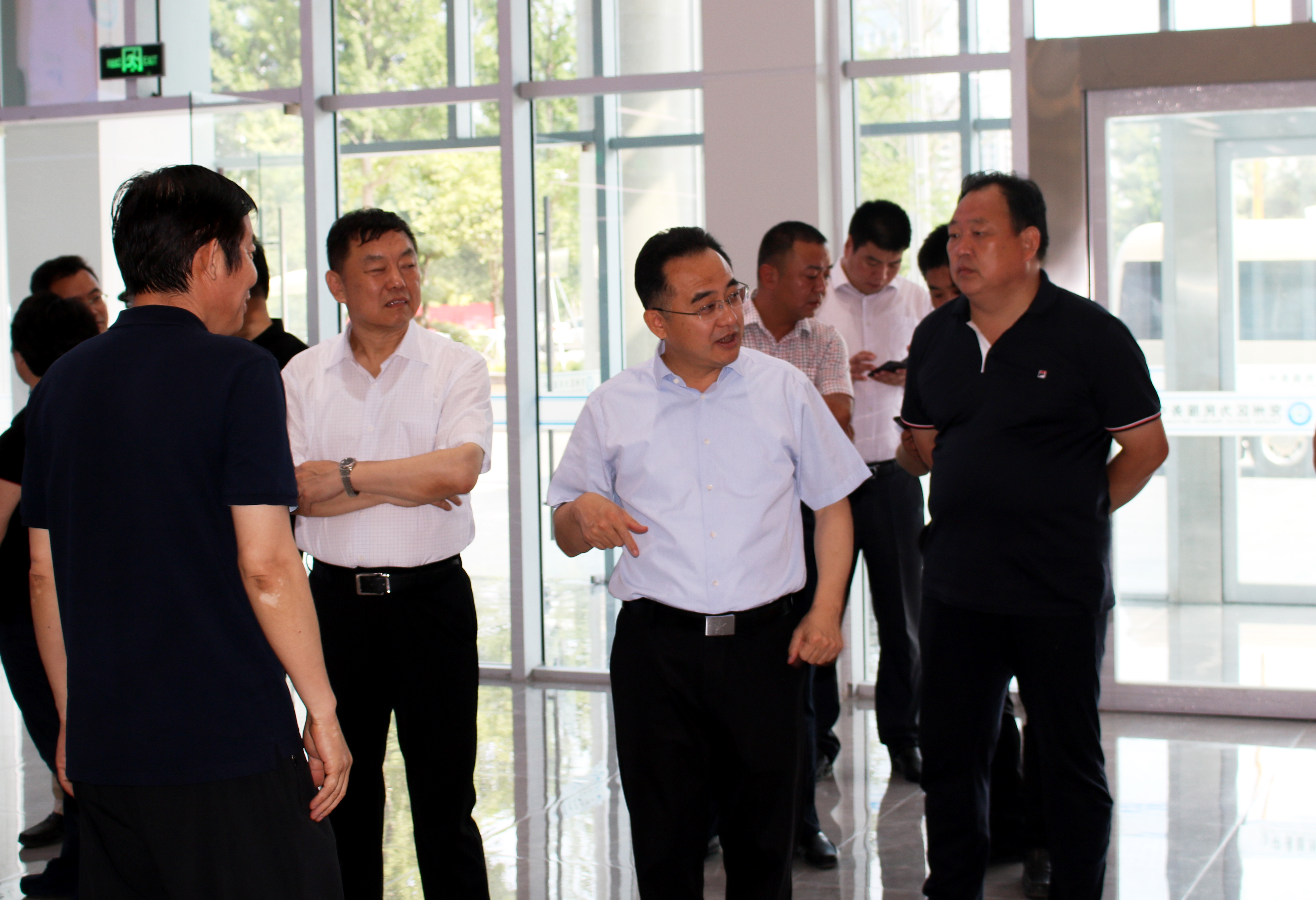 2019年6月兖州区委书记王宏伟考察区为民服务中心管理运行情况。