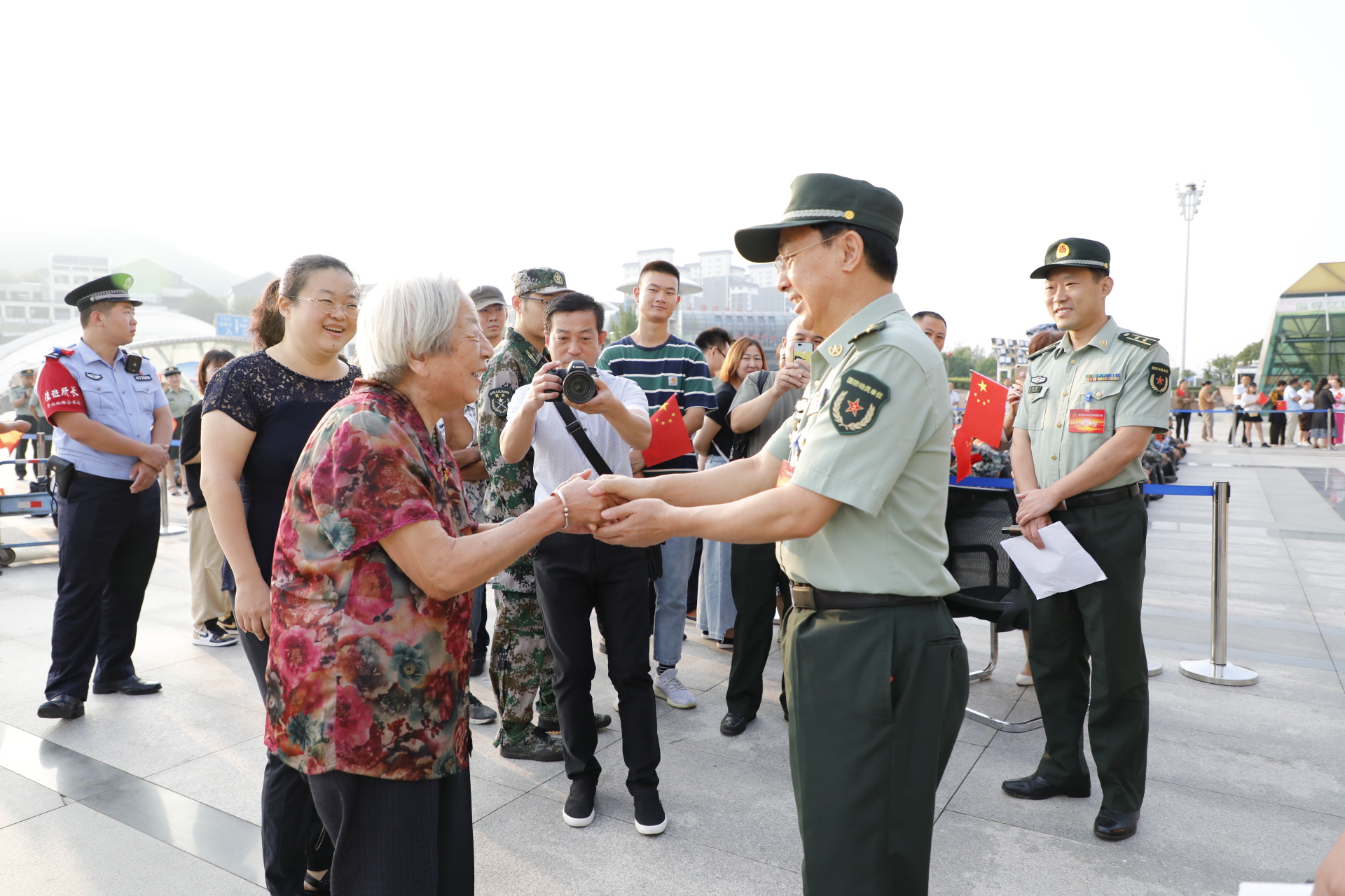 在今年的新兵欢送大会现场，韦昌进与枣庄“拥军妈妈”蔡敏义亲切交谈。