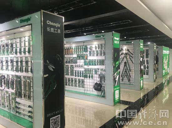 山东长鹿工具有限公司内展示的各种工具。