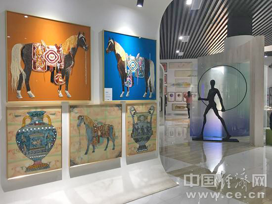 佳画文创电商产业园内展出的装饰画。