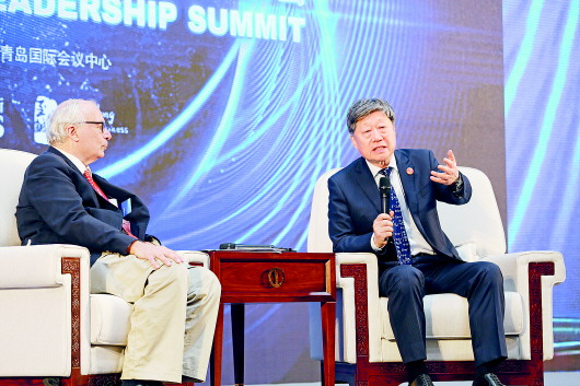 张瑞敏(右)分享领导力、“人单合一”、物联网等观点。（大众日报记者 薄克国 卢鹏 报道）