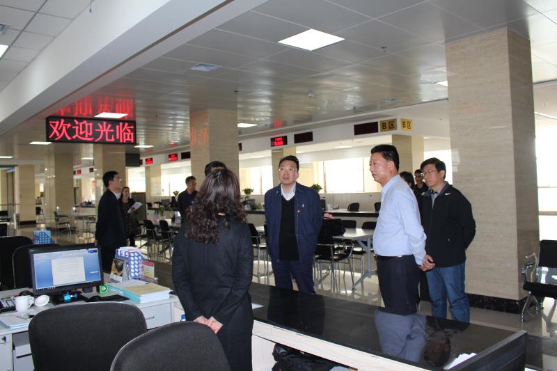 博山区委书记刘忠远（右三）一行到博山区行政审批局调研流程再造改革。