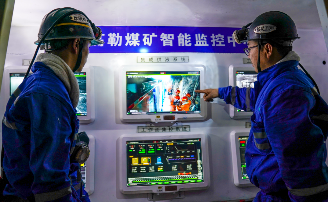 305工作面智能监控中心，实现了对工作面的智能化控制运行 