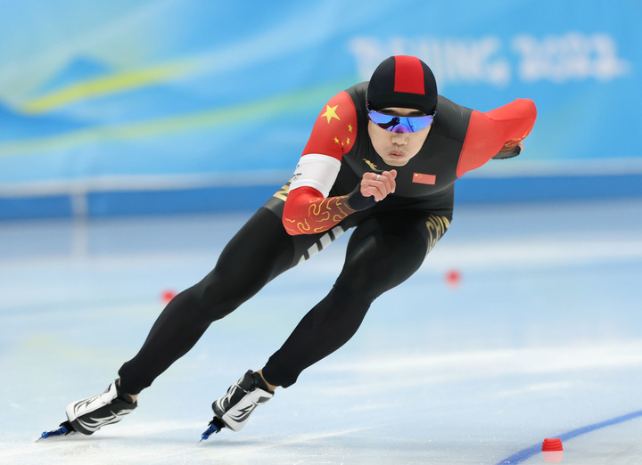 2月12日，中国选手高亭宇在北京冬奥会速度滑冰男子500米决赛中。新华社记者程婷婷摄