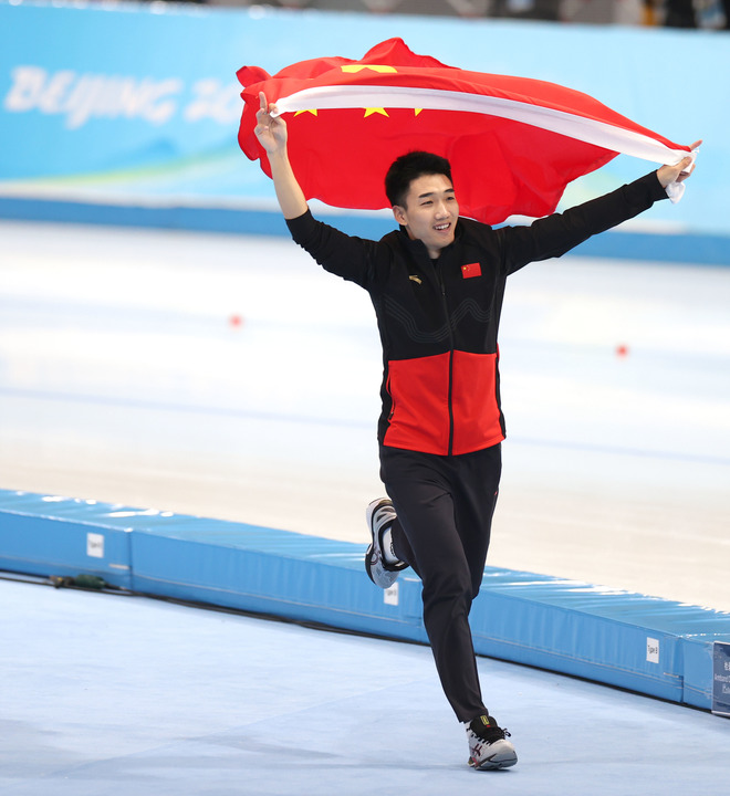 2月12日，中国选手高亭宇在北京冬奥会速度滑冰男子500米决赛后庆祝。新华社记者丁旭摄