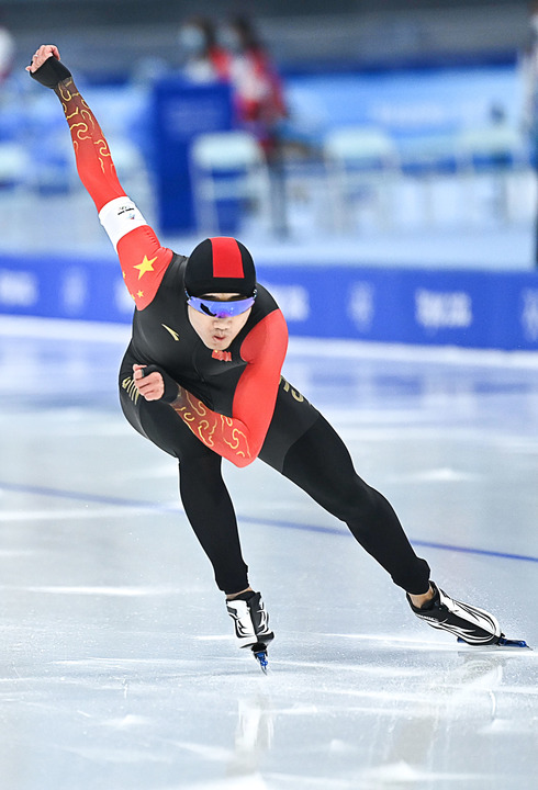 2月12日，中国选手高亭宇在北京冬奥会速度滑冰男子500米决赛中。新华社记者熊琦摄