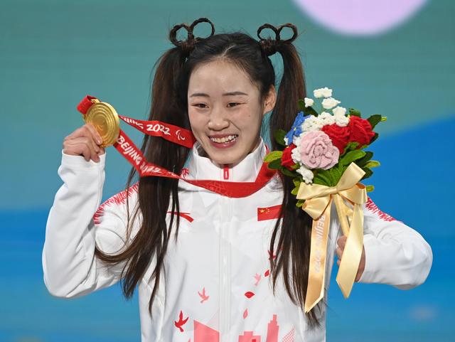3月6日，获得金牌的中国选手张梦秋在颁奖仪式上。新华社记者 李嘉南 摄

