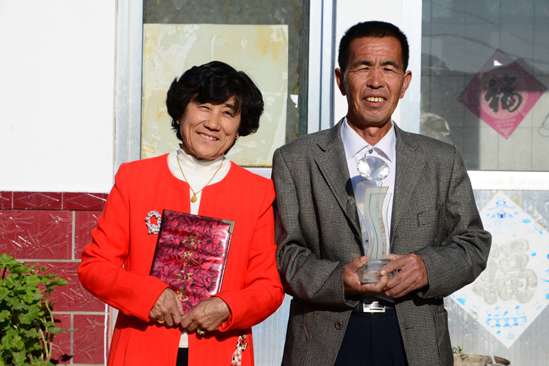 刘永壮(右)和张相美热衷公益事业十余年。