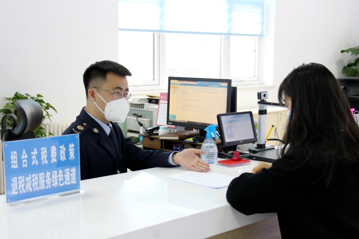 开通退税减税绿色通道，方便纳税人办理税费业务（陈永政 摄）