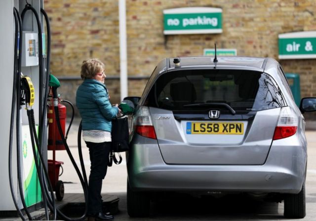 4月8日，一名女子在英国伦敦一处加油站加油。新华社记者李颖摄