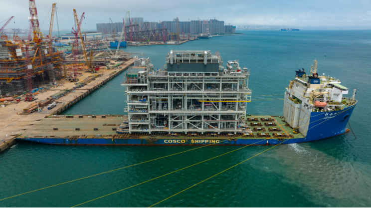 加拿大LNG项目最重模块完成装船。侯宪鹏 摄