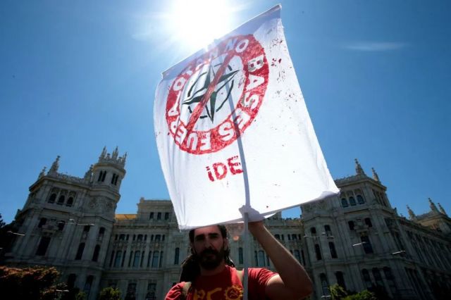 ↑6月26日，在西班牙首都马德里，数千人参加反对北约、呼吁世界和平大游行。（新华社发，胡安·卡洛斯·罗哈斯摄）