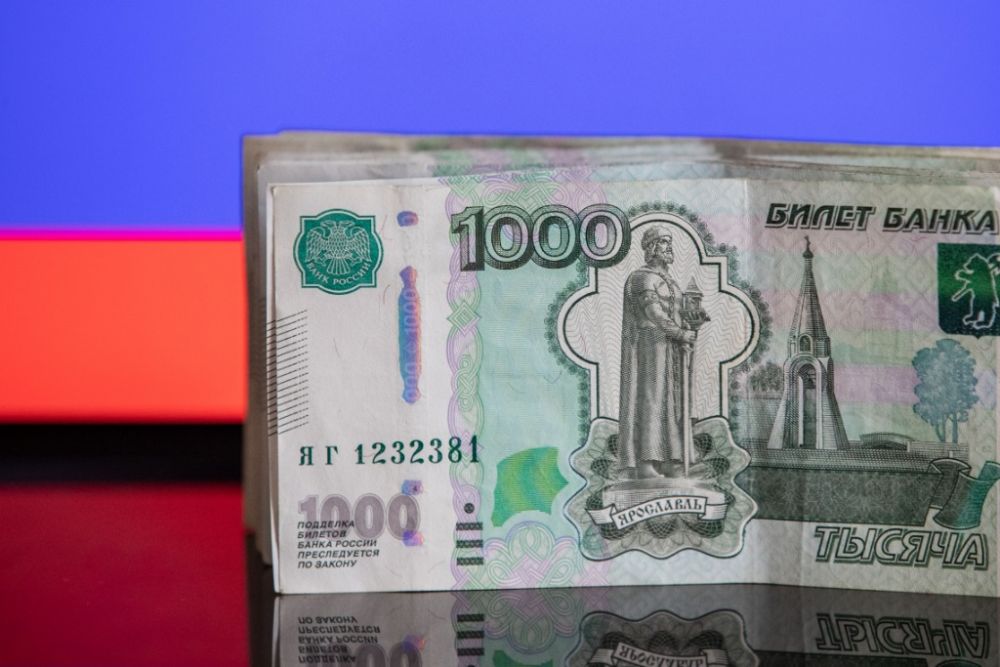 这是3月24日在俄罗斯首都莫斯科拍摄的卢布钞票。新华社记者 白雪骐 摄