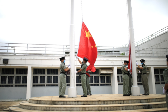 香港警员进行升旗训练。范凌志摄