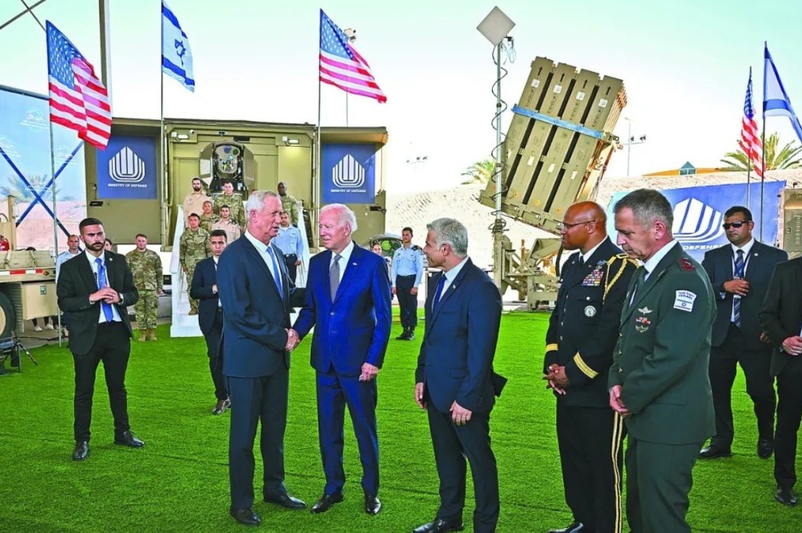 13日，刚刚飞抵特拉维夫的美国总统拜登在机场与以色列国防部长甘茨握手，并与以色列总理拉皮德等官员一起参观了以色列防空系统。